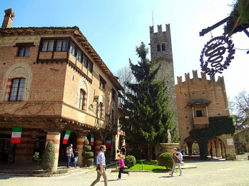 中世の雰囲気がそのまま残る小さな町、Grazzano Visconti。