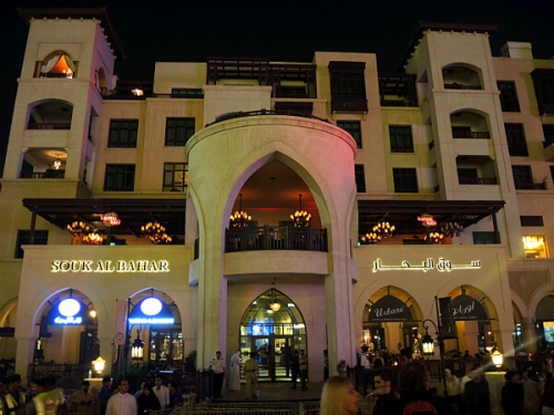 雰囲気のいいバーやレストランがひしめく、Souk Al Bahal